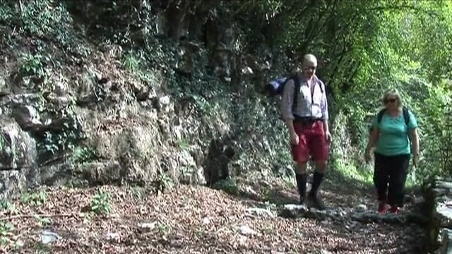 Milf in Love: Blondă matură futută de o pulă tânără în pădure