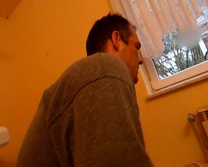German Amateur Videos: Bu yaramaz Alman hatun ayaklarına boşalıyor