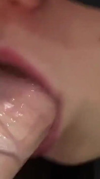Cette bouche est prête à prendre beaucoup de sperme