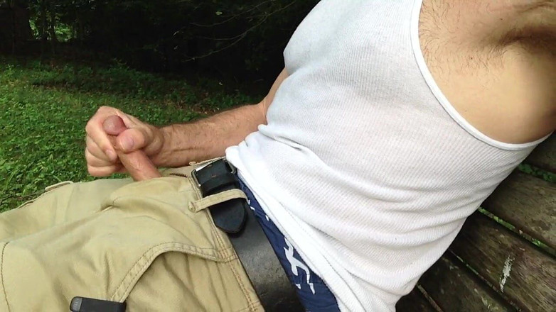 TJenner: Giro con il mio cazzo fuori, mi sego e sborro.