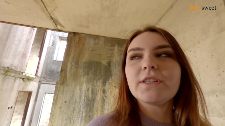 Polly Sweet: Graffiti et baise à côté d'un motocycliste (russe, éjaculation sur les seins)
