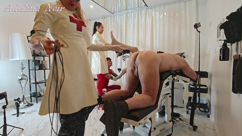 FISTINGQUEEN: 에픽 그룹 피스팅에서 딥 페깅과 볼 파열