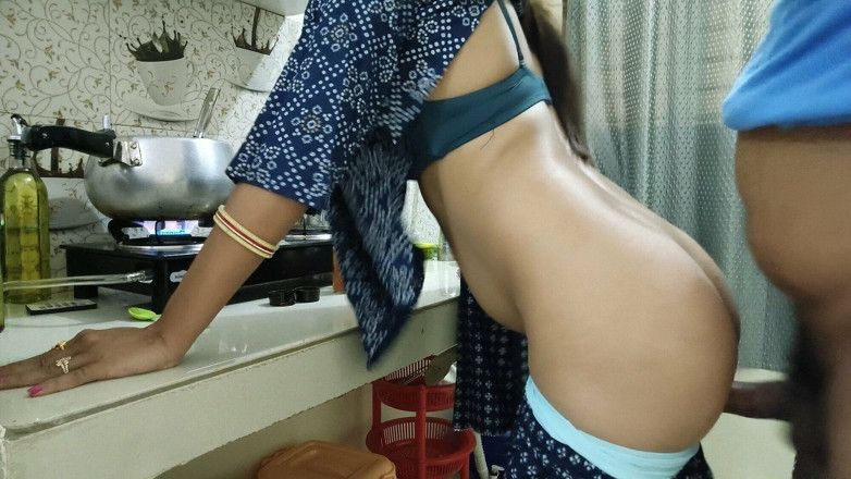 Hornycouple149: 부엌에서 남친에게 따먹히는 새로 결혼한 바비