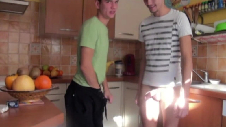 Crunch Boy: Twinks mutfağımda sikişiyor