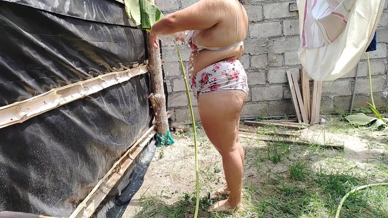 Colita caliente: Sexy Colombian Girl Bathes in a Public Place and Touches...