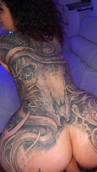 Seulement anal pour Arabelle aux gros seins naturels