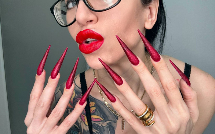 Julia domaina: Ongles longs rouges, talons aiguilles pointus, doigts longs à sucer, lingerie...