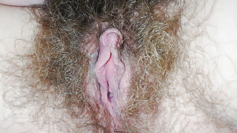 Cuteblonde666: Швидка мастурбація в ліжку, волохата пизда крупним планом, оргазм, великий клітор