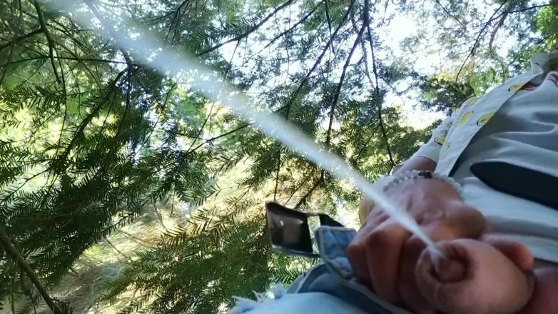 Idmir Sugary: Pisciare nel parco dietro un albero