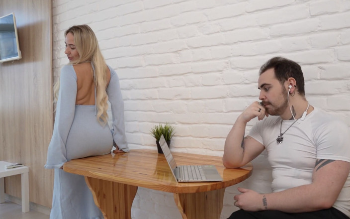 Bella Mur: Вона більше не могла чекати! Займалася сексом з чоловіком саме під час його робочого дзвінка!