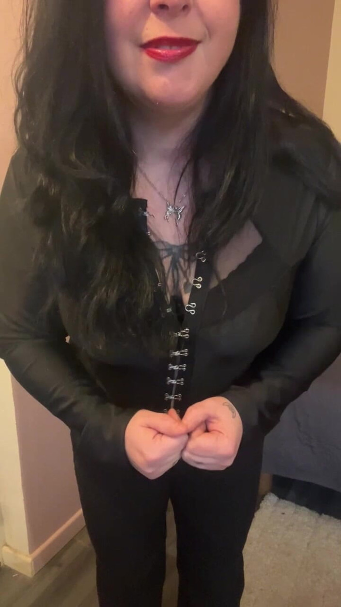 Maitresse Clara: Tu Vas Frissonner, Je T'explique Ma Manière De Te Faire...