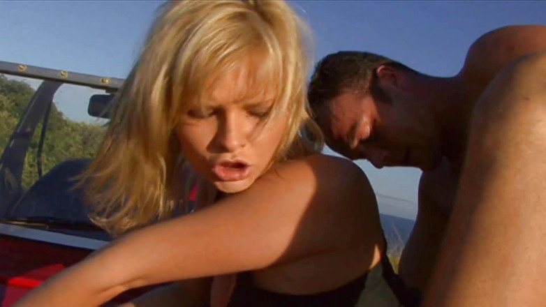 Leon Lambert Girls Twerk Parties CFNM: Rubia culona follada analmente al aire libre