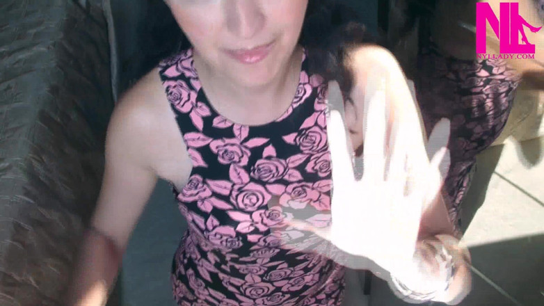 Nyllady: Ballbusting, vagina-eier in rosa sandalen mit offenen zehen barfuß
