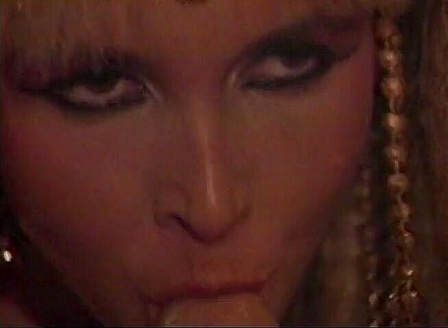 The Vintage Era: O mamă sexy blondă fabuloasă este futută și linsă în pizda ei...