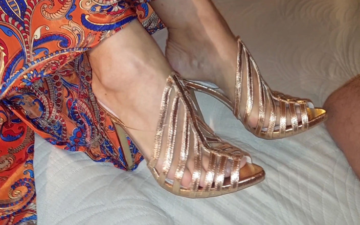 Selena701: Selenas Füße verehren und posieren in High Heels