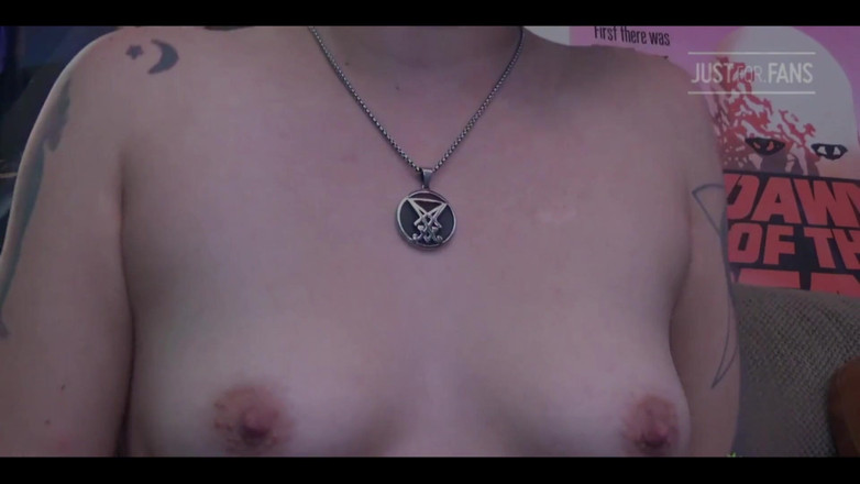 FondaDix: Hinchable en topless fuma y tos
