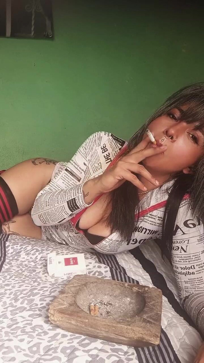 Casia Castro: Waktunya merokok!!