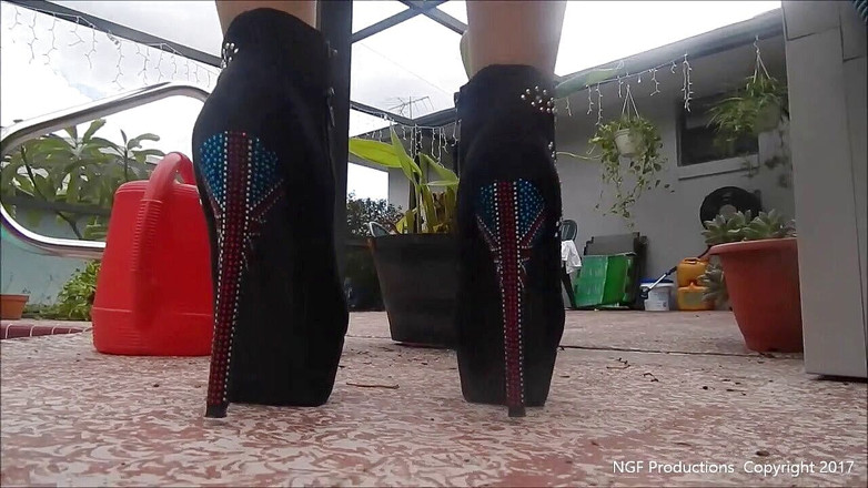 Nasty Girlfriends: Piernas y culo en botas de tobillo en pantalones cortos...