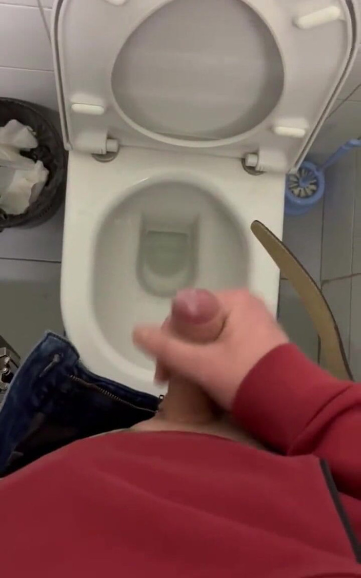 Young cum: 공공 화장실에서 내 자지 사정 클로즈업