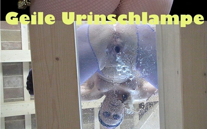 Hotvaleria: Curvă excitată cu urină