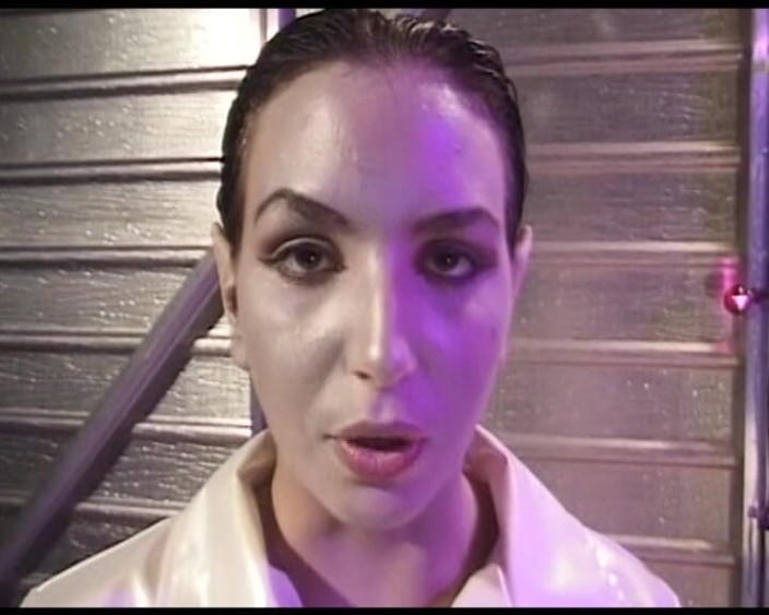 Golden-X-Tapes: Une MILF brune séduisante prend une grosse bite noire dans...