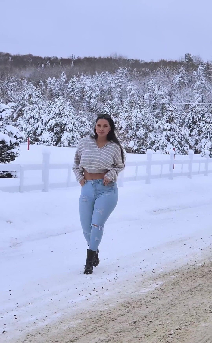 Lexis Star: Я думала, что это симпатичное место для небольшого видео. Я не заметил машину, и они определенно видели мои дыньки Хаха