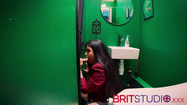 Brit Studio: Asyalı kız duvar deliğinde yarak emiyor