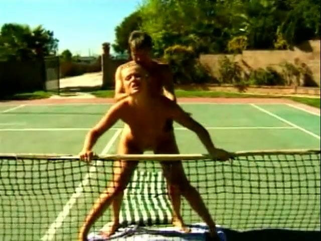 Hot and Wet: Heiße blondine hat einen sportfick auf dem tennisplatz
