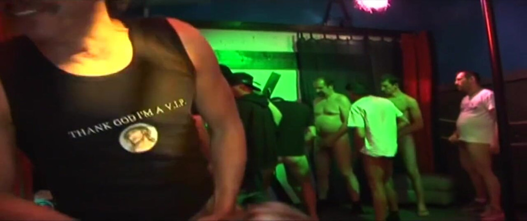 Milfed retro: Wilde cluborgie met geile babes die overal zuigen en likken