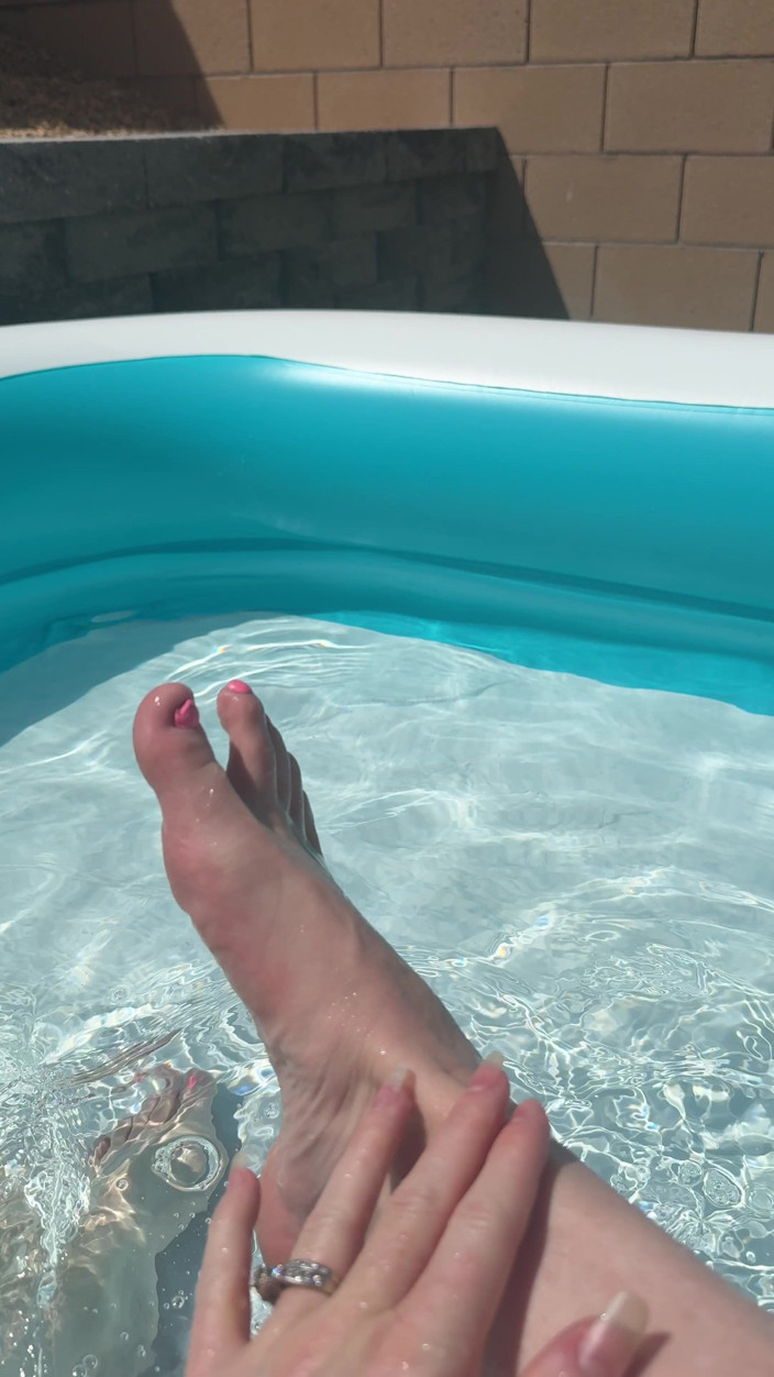 Naughty Talulah: Solo-Fußspiel im pool