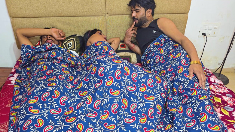 Kilash: Indische Swastika Dewar hurkt terwijl haar man op bed zit