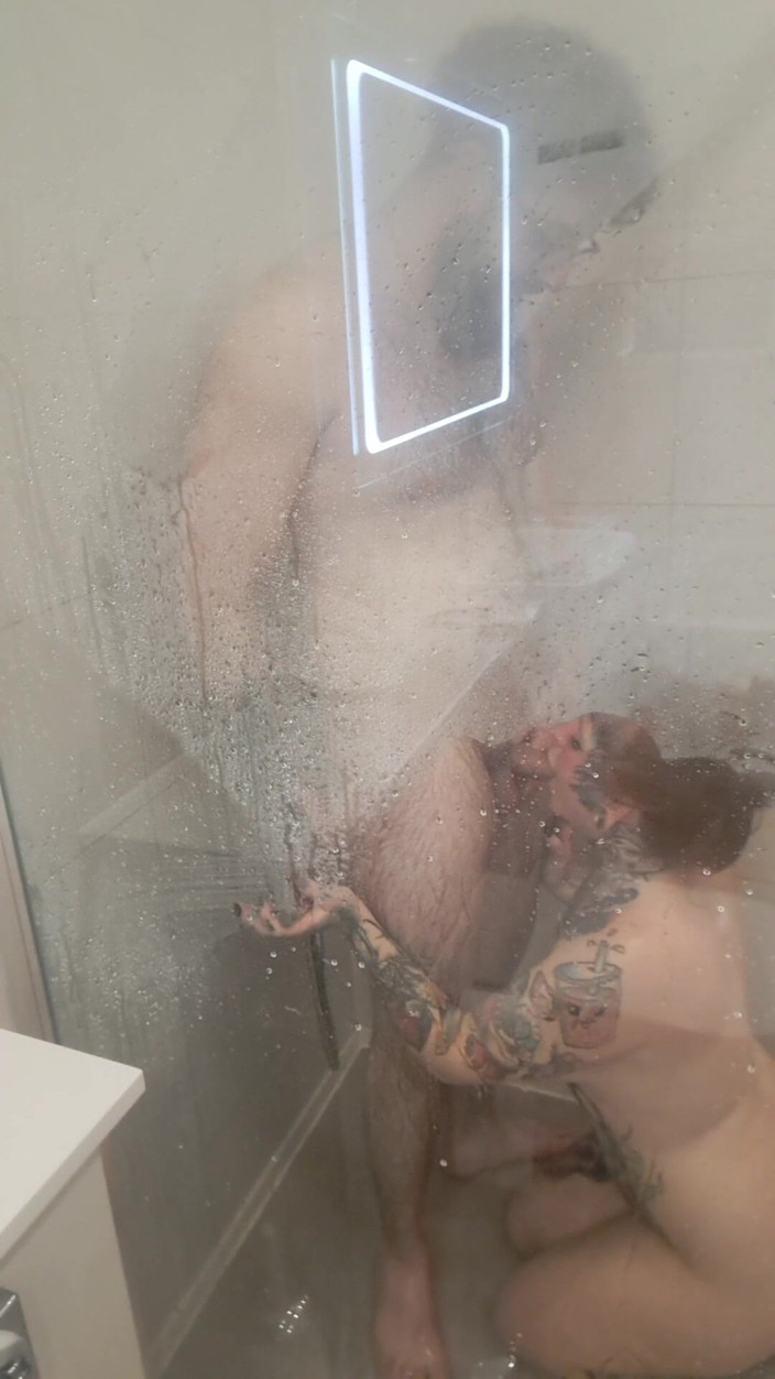 Yourfavecumslut: Sexe sous la douche contre le gros panneau de verre...