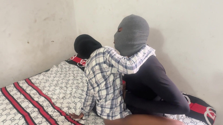 Petite Erotic Africa: Šukání hubené dívky ve více polohách