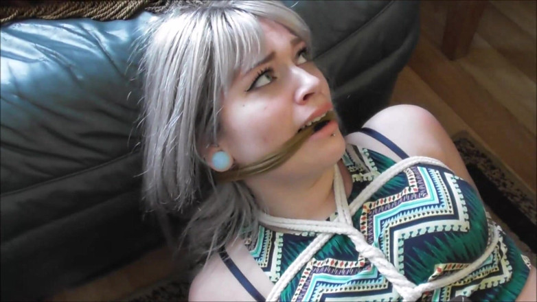 Restricting Ropes: Luna Grey et Violet Haze - poupées de bondage