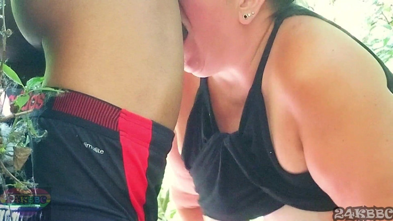 24KBBC: Ma voisine BBW et moi nous amusons dans les bois