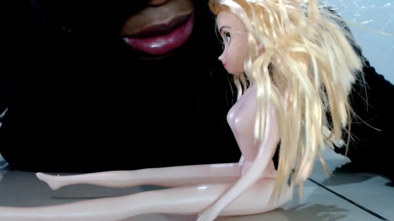 Maeling: Giantess tiny lesbian romance - lambendo buceta um