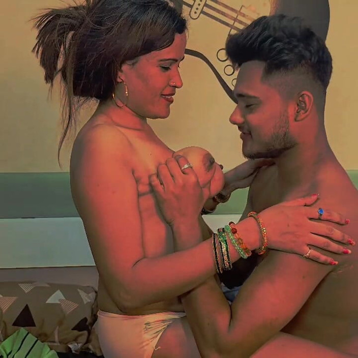 HOTKAMASUTRA: Shanu пошла в дом Ruxar, трахнул ее и полила киску