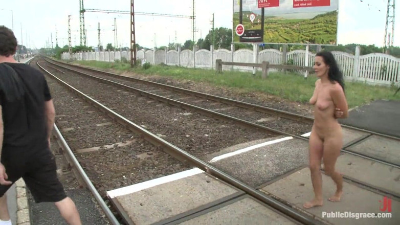 Public Disgrace by Kink: Всемирно известная домина на коленях ползет обнаженной по улицам Европы