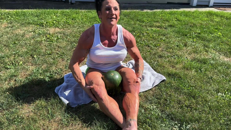 Kandylegsxxx: Mięśni MILF Kandys Arbuz Miażdż dominacji