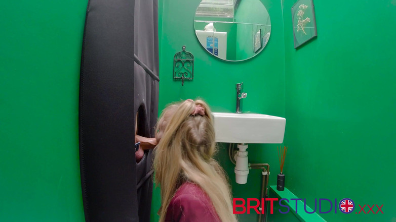 Brit Studio: Глоріхол: 18-річна студентка смокче член