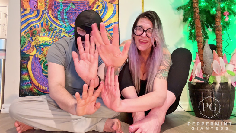 Peppermint Giantess: 6'7 Giantess 손은 그의 작은 6'3 남자 손을 완전히 왜소 - 손바닥에서 손바닥 크기 굴욕