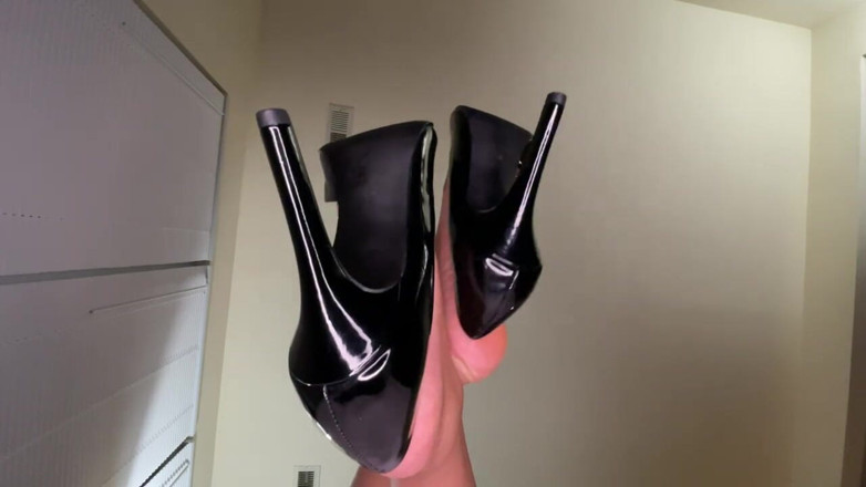 Pink Foxx: Une black baise ses talons noirs sur le bord du...