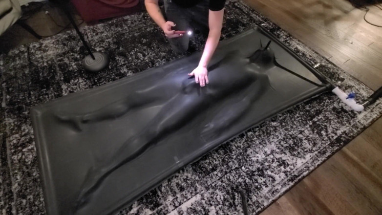 Lion's Den Kink: かわいいイケメン苦しめにラテックスvacbed