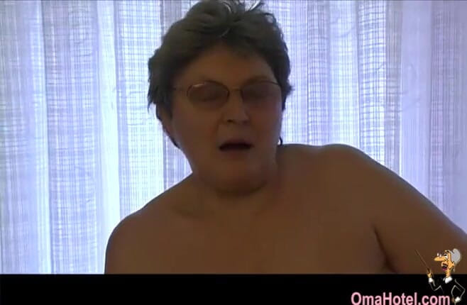 Old Nanny: 오마 호텔 - Gerlinde, 털이 무성한 보지를 입은 늙은 평정녀와 오이 장난감