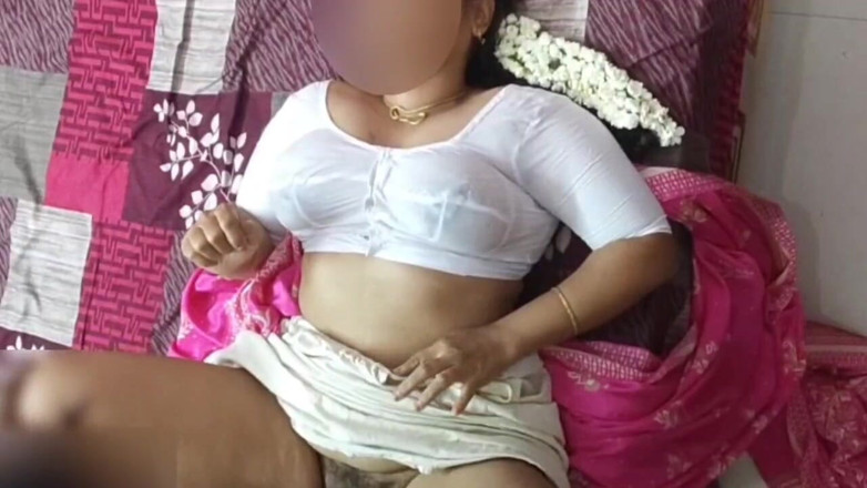 Black & white desicat: धोखेबाज देसी भाभी गीले गोरे ब्लाउज स्तनों में तेजी से चुदाई उछल रही है