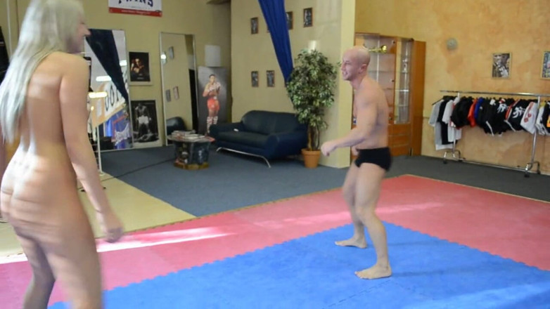 European Erotic Mixed Wrestling Club: Принцеса Вікторія Даймонд запрошує чоловіка-повію Мікі на танець на колінах