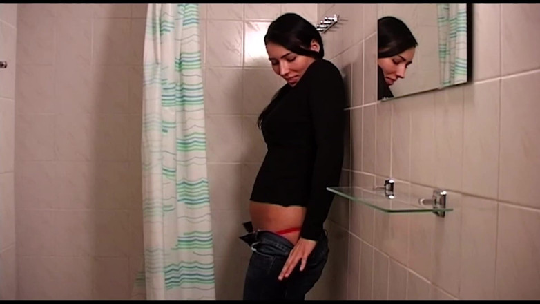 PURZEL HOT Clips: Грязные девушки трахают себя пальцами в ванне и на улице!