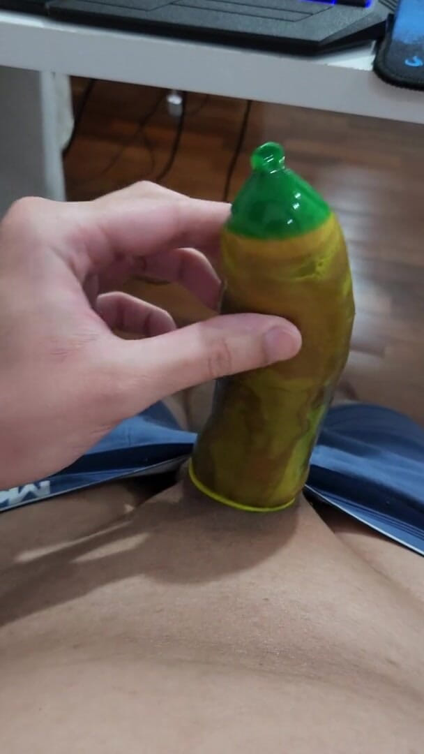Lkdick8: Enorme pau se masturbando com camisinha colorida