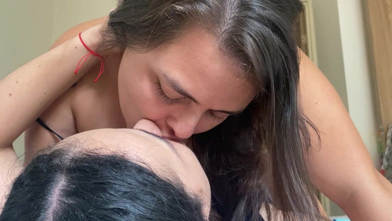 zoemelissa: Adik tiriku masukin lidahnya ke dalam tenggorokanku