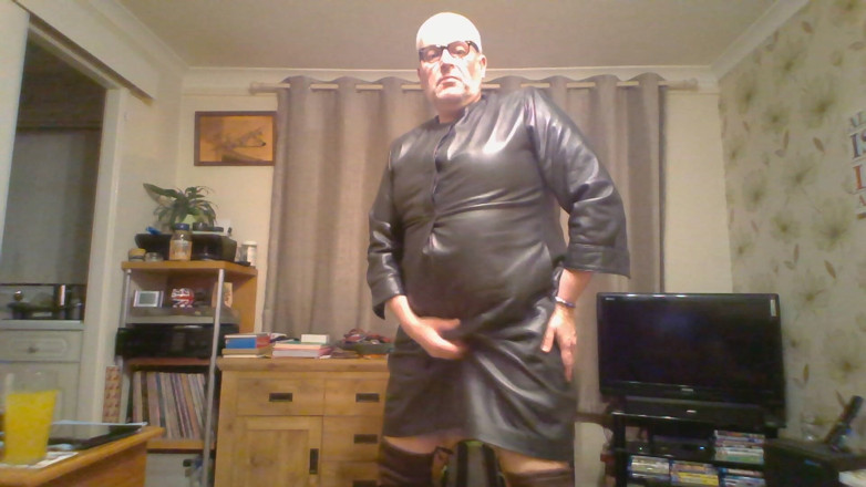 Leatherman63: Branlette dans une robe en cuir